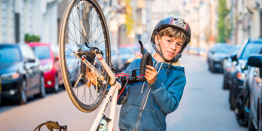 jongen met fiets en fietshelm